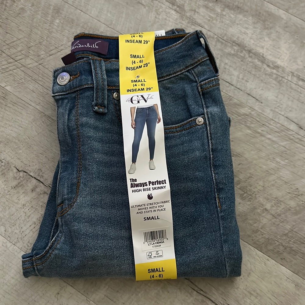 NWT • Gloria Vanderbilt • the always perfect high rise skinny Jean